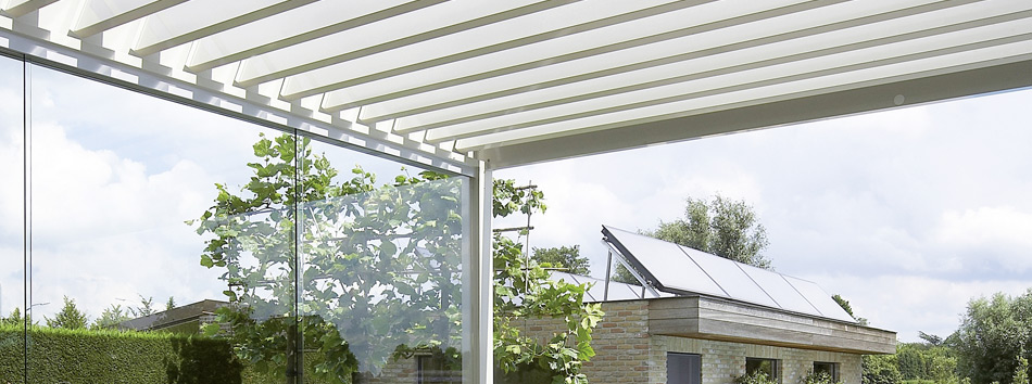Die vielfältigen Möglichkeiten der Terrassenüberda-chung, sei es mit Lamellen, Sonnensegeln oder zusätzlichen Seitenwänden, bieten Ihnen optimalen Schutz vor Regen und Sonnenstrahlen.