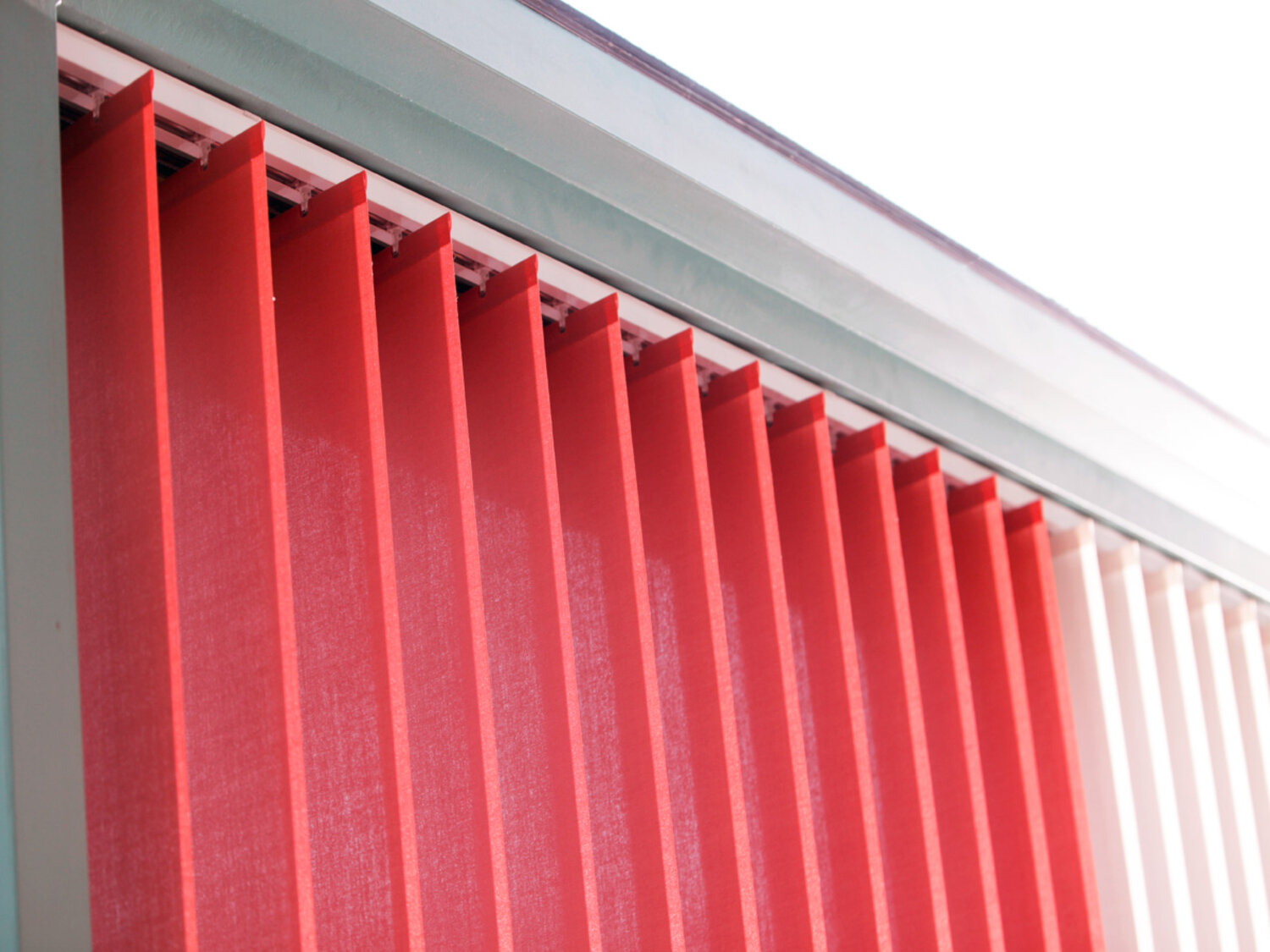 Lamellenvorhänge in rot, Austellungsraum Aussigstraße Lamellenvorhänge in rot, Austellungsraum Aussigstraße