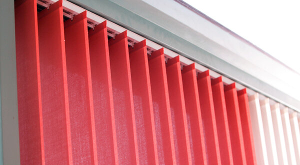 Vertikalanlage in der Ausstellung Aussigstraße mit verstellbaren Lamellen in rot und weiß