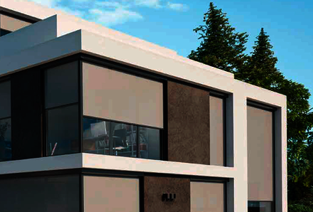 Ansicht einer modernen Einfamilienhausfront mit vielen Fenstern, mit heruntergefahrenem Zip Screen Sonnenschutzsystem in lichtgrau