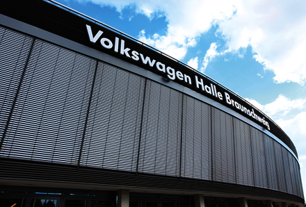 Ansicht der VW-Halle in Braunschweig mit in der oberen Ebene komplett heruntergelassenen Außenjalousien