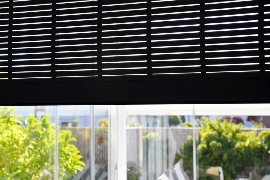 Detailansichten von S_onro Rollläden vor der Glasfront zur Terrasse eines Wohnhauses.