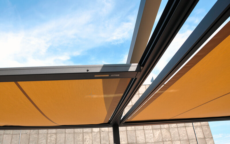 Detailansicht der schwarzen Führungsschienen des Q.Bus Beschattungssystems mit beigem Markisentuch Detailansicht der schwarzen Führungsschienen des Q.Bus Beschattungssystems mit beigem Markisentuch