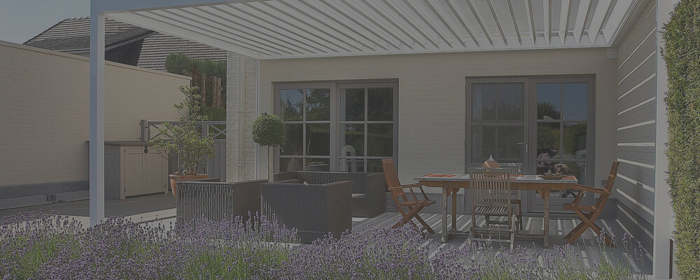 Terrasse mit Lounge- und Gartenmöbeln überdacht mit einem Terrassendach mit verstellbaren Lamellen.