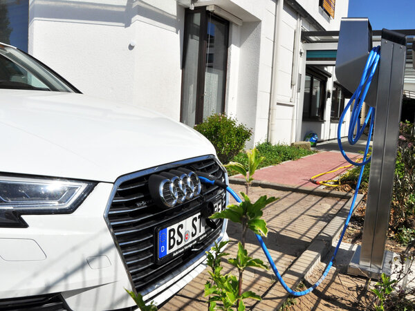 E-Ladestation Unser E-Auto an der Highspeed E-Ladestation für Stautmeister Kunden auf dem Gelände in der Aussigstraße 10, Braunschweig