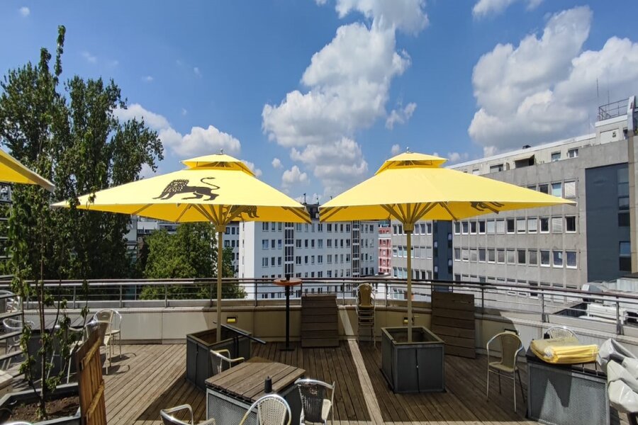 Aufgespannter Sonnenschirm Caravita,