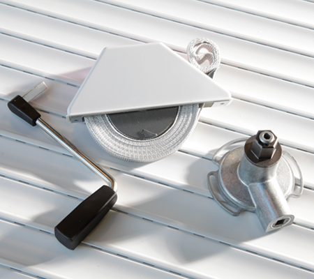 Ersatzteile: Handkurbel, Gurtwickler und ein Kurbelgetriebe für die Handkurbel liegen zur Abholung bereit. Ersatzteile: Handkurbel, Gurtwickler und ein Kurbelgetriebe für die Handkurbel liegen zur Abholung bereit.