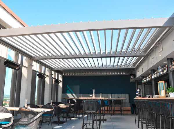 Ansichten des Lamellendach Camarque mit verstellbaren Lamellen in Aluminium über der Dachterrasse eines Restaurants
